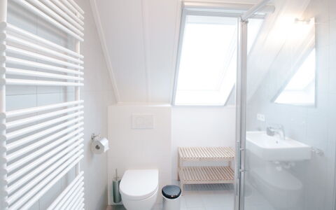 Oesterdam Resort: Eigendom, Wastafel, Gebouw, Loodgieterswerkinrichting, Venster, Badkamer, Purper, Interieur Ontwerp, Verdieping