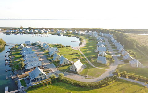 Oesterdam Resort: Water, Eigendom, Lucht, Natuurlijk Landschap, Stedelijk Ontwerp, Land Lot, Architectuur, Gras, Meer, Biome