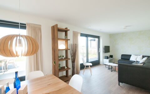 Oesterdam Resort: Tafel, Meubilair, Eigendom, Bankstel, Stoel, Hout, Comfort, Interieur Ontwerp, Verdieping, Lade