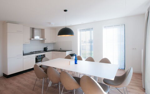 Oesterdam Resort: Tafel, Meubilair, Eigendom, Gebouw, Stoel, Hout, Interieur Ontwerp, Venster, Schaduw