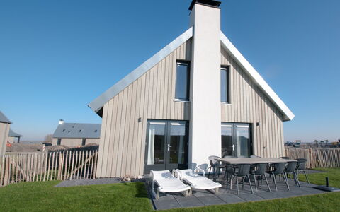 Oesterdam Resort: Lucht, Eigendom, Gebouw, Venster, Land Lot, Schaduw, Hout, Gras, Verblijf, Siding