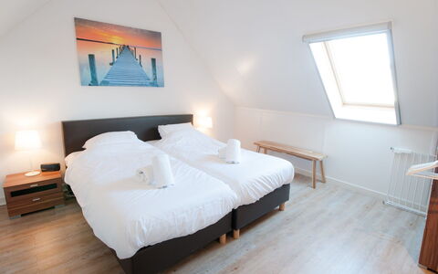 Oesterdam Resort: Slaapkamer, Meubilair, Kamer, Bed, Eigendom, Verdieping, Laken, Bed Frame, Interieur Ontwerp, Houten Vloer