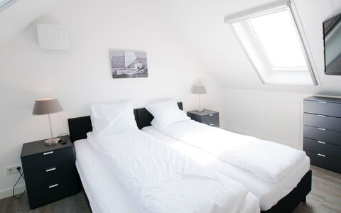 Oesterdam Resort: Slaapkamer, Kamer, Bed, Meubilair, Wit, Eigendom, Laken, Bed Frame, Interieur Ontwerp, Bedding