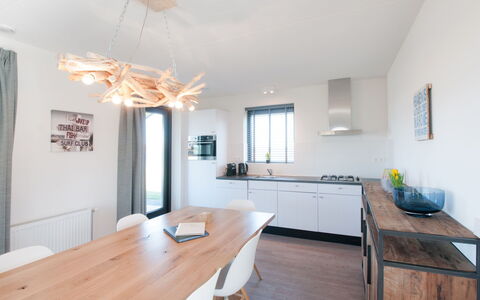 Oesterdam Resort: Kamer, Eigendom, Meubilair, Interieur Ontwerp, Verdieping, Houten Vloer, Gebouw, Plafond, Huis, Eetkamer