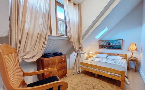 Gwenn: Meubilair, Bed, Interieur Ontwerp, Slaapkamer, Verdieping, Flooring, Hout, Plafond, Kamer, Bedding