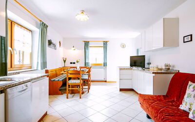 Stabler 607.3: Fotolijst, Meubilair, Cabinetry, Eigendom, Lade, Oranje, Kamerplant, Countertop, Hout, Woonkamer