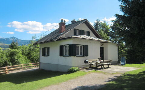 Landhaus Grüne Oase: Fabriek, Lucht, Gebouw, Eigendom, Venster, Wolk, Boom, Huis, Land Lot, Natuurlijk Landschap