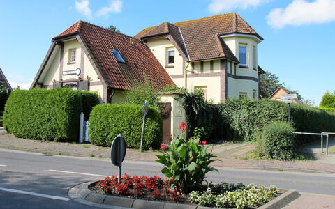 Alter Bahnhof: Woongebied, Eigendom, Huis, Huis, Onroerend Goed, Buurt, Voorstad, Gebouw, Verblijf, Struik