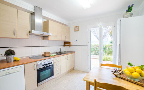 Les Savines: Kamer, Eigendom, Keuken, Meubilair, Geel, Interieur Ontwerp, Cabinetry, Countertop, Gebouw, Huis