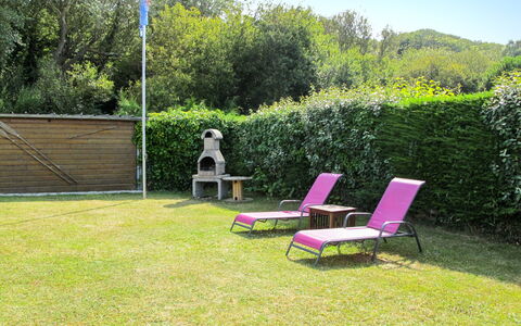 Chez Laurette: Fabriek, Lucht, Meubilair, Eigendom, Plantengemeenschap, Blad, Plantkunde, Stoel, Boom, Buitenmeubels