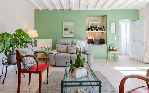 La Batterie: Meubilair, Bankstel, Eigendom, Tafel, Groen, Fotolijst, Fabriek, Plank, Azure, Woonkamer
