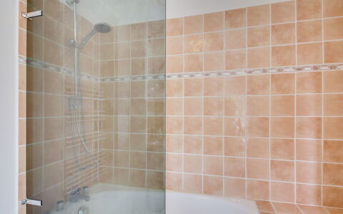 Les Portes Cartier: Bad, Loodgieterswerkinrichting, Douchekop, Kraan, Badkamer, Interieur Ontwerp, Verlichting, Architectuur, Hout