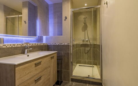 La Grive: Badkamerkast, Loodgieterswerkinrichting, Kraan, Cabinetry, Gebouw, Wastafel, Spiegel, Wastafel In De Badkamer, Badkamer, Deur Van De Douche