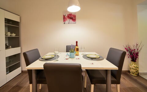 Sandra: Kamer, Eetkamer, Interieur Ontwerp, Meubilair, Tafel, Eigendom, Verlichting, Verdieping, Gebouw, Plafond