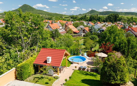 Beate: Huis, Zwembad, Toevlucht, Eco Hotel, Landscaping, Tuin, Werf, Gazon, Backyard, Villa