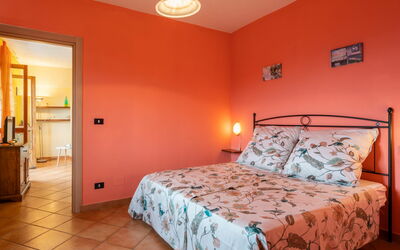 Mimosa (Vlo200) 605.1: Bed, Verlichting, Kamer, Interieur Ontwerp, Verdieping, Geel, Hout, Oranje, Eigendom, Muur