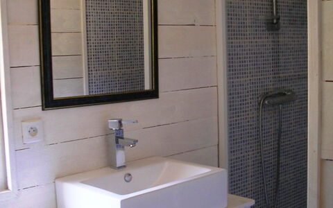Hollebarde: Badkamer, Eigendom, Kamer, Tegel, Muur, Architectuur, Badkamer Accessoire, Kraan, Loodgieterswerkinrichting, Onroerend Goed