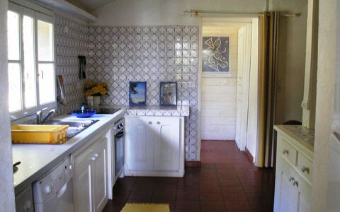 Hollebarde: Kamer, Eigendom, Verdieping, Meubilair, Gebouw, Interieur Ontwerp, Countertop, Keuken, Wastafel, Huis