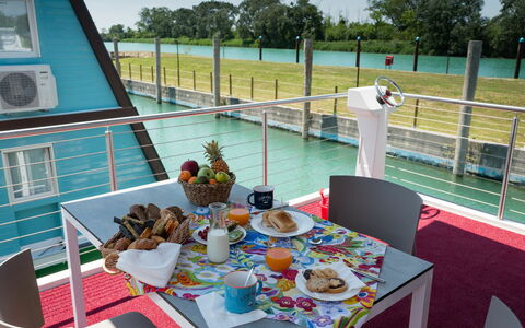 Lignano Riviera 610: Water, Meubilair, Tableware, Tafel, Lucht, Voedsel, Stoel, Buitenmeubels, Zwembad, Boom