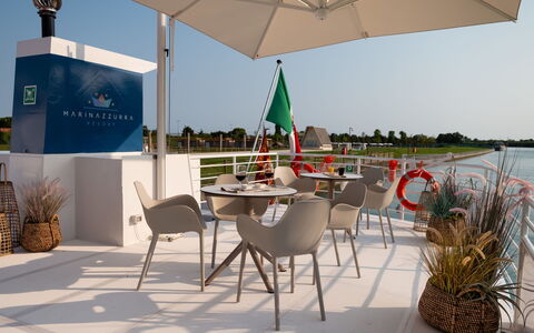 Lignano Riviera 610: Lucht, Tafel, Fabriek, Eigendom, Meubilair, Paraplu, Gebouw, Stoel, Azure, Schaduw