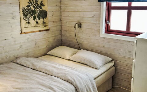 Elistova: Muur, Verdieping, Flooring, Slaapkamer, Hout, Meubilair, Bed, Interieur Ontwerp, Kamer, Laken