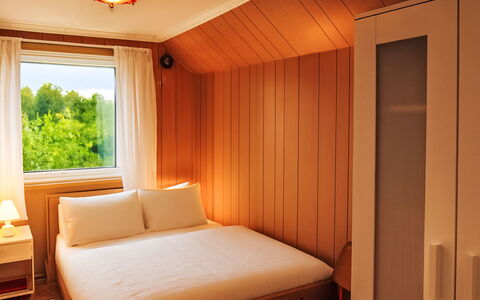 Bjørkeneset: Hout, Slaapkamer, Bed, Interieur Ontwerp, Verdieping, Flooring, Laken, Bedding, Verlichting, Kamer