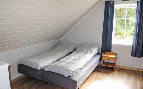 Laksevågen: Hout, Flooring, Verdieping, Slaapkamer, Bed, Laken, Bedding, Linens, Kamer, Houten Vloer