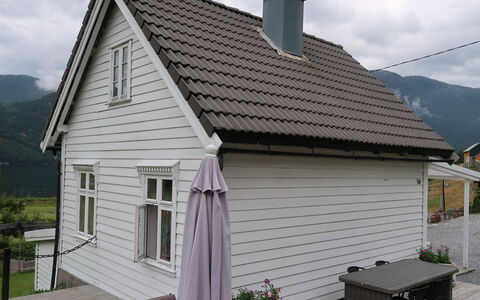 Ikjefjord: Wolk, Fabriek, Lucht, Gebouw, Eigendom, Venster, Huis, Hout, Architectuur, Land Lot
