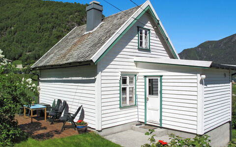 Ikjefjord: Fabriek, Gebouw, Lucht, Venster, Eigendom, Huis, Land Lot, Hout, Verblijf, Gras