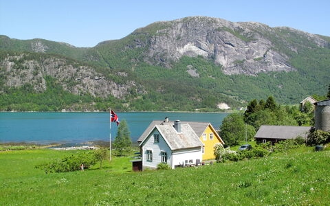 Ikjefjord: Lucht, Water, Fabriek, Berg, Groen, Natuurlijk Landschap, Huis, Hoogland, Land Lot, Gras