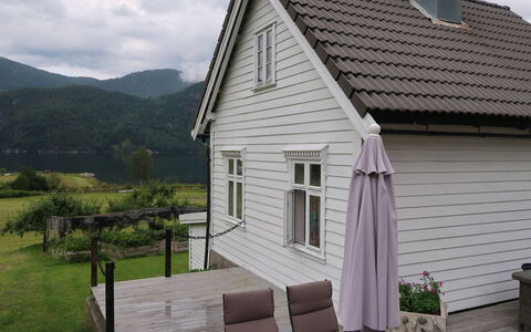 Ikjefjord: Fabriek, Wolk, Eigendom, Gebouw, Venster, Lucht, Bloempot, Huis, Hout, Land Lot
