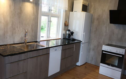 Ikjefjord: Cabinetry, Countertop, Eigendom, Kraan, Gebouw, Toestel Van De Keuken, Gootsteen, Keuken, Fornuis, Hout
