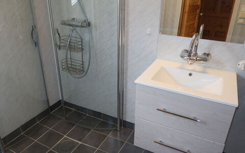 Ikjefjord: Spiegel, Kraan, Loodgieterswerkinrichting, Wastafel, Wastafel In De Badkamer, Badkamer, Architectuur, Verdieping, Flooring