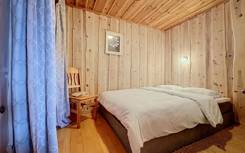 Målsnes: Bed, Slaapkamer, Interieur Ontwerp, Verdieping, Flooring, Meubilair, Muur, Laken, Hout, Bedding