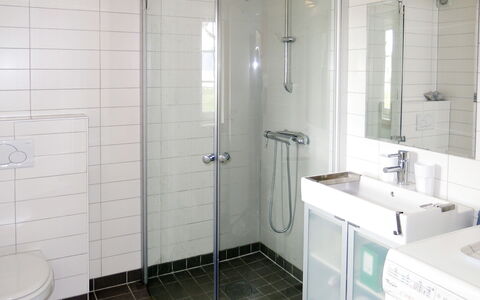 Naustet: Loodgieterswerkinrichting, Wastafel, Spiegel, Kraan, Gebouw, Badkamer, Douche, Cabinetry, Deur