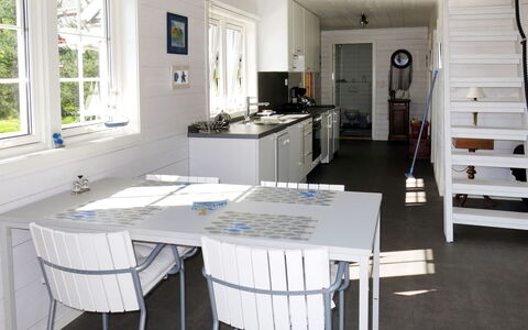Naustet: Meubilair, Tafel, Cabinetry, Venster, Gebouw, Stoel, Keuken, Bankstel, Hout, Verdieping