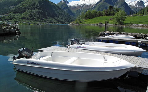 Naustvollen: Water, Lucht, Wolk, Watercraft, Dag, Berg, Boot, Wit, Naval Architecture, Natuur