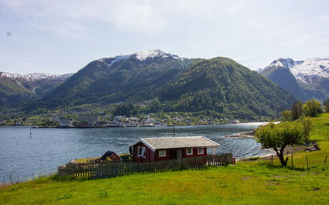 Naustvollen: Water, Lucht, Wolk, Berg, Fabriek, Natuurlijk Landschap, Meer, Boom, Hoogland, Kust En Oceanic Landvormen