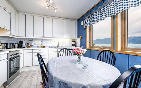 Hovsfjellet: Interieur Ontwerp, Huis, Plafond, Keuken, Appartement, Cabinetry, Stoel, Countertop, Venster Behandeling, Beits