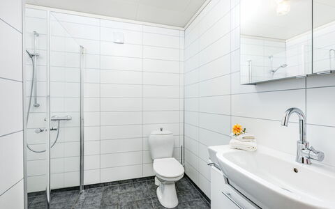 Hovsfjellet: Flooring, Loodgieterswerkinrichting, Badkamer, Verdieping, Interieur Ontwerp, Wc Bril, Toilet, Plafond, Wastafel, Loodgieter