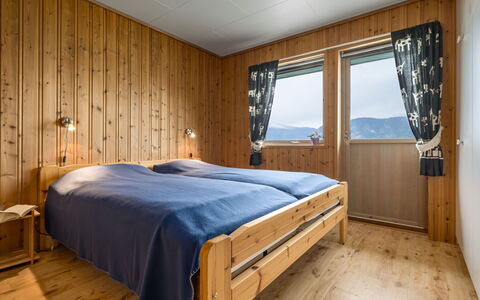 Hovsfjellet: Hout, Slaapkamer, Interieur Ontwerp, Bed, Plafond, Meubilair, Verdieping, Bed Frame, Huis, Flooring