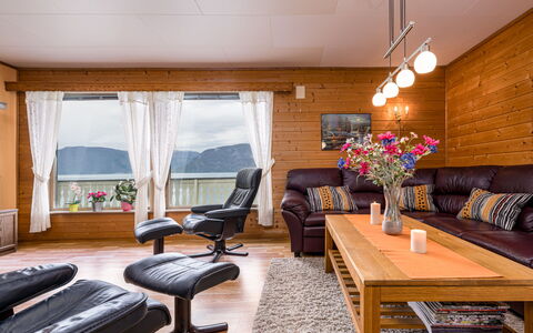 Hovsfjellet: Meubilair, Interieur Ontwerp, Bankstel, Flooring, Hout, Woonkamer, Verdieping, Plafond, Houten Vloer, Tafel
