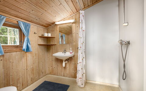 Solbakken: Loodgieterswerkinrichting, Eigendom, Kraan, Badkamer, Wastafel, Interieur Ontwerp, Flooring, Verdieping, Venster, Hout