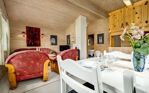 Solbakken: Meubilair, Gebouw, Comfort, Decoratie, Bed Frame, Interieur Ontwerp, Fabriek, Hout, Bed, Verdieping