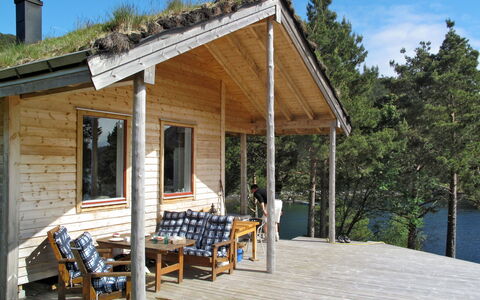 Svanöy: Lucht, Gebouw, Fabriek, Venster, Boom, Schaduw, Veranda, Hout, Huis, Verblijf
