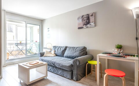 Biarritz 180: Meubilair, Bankstel, Tafel, Eigendom, Fotolijst, Hout, Interieur Ontwerp, Comfort, Woonkamer, Flooring