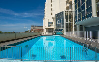 Biarritz 180: Water, Gebouw, Lucht, Azure, Zwembad, Venster, Blok Van De Toren, Condominium, Rechthoek, Stedelijk Ontwerp