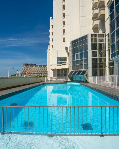 Biarritz 180: Water, Gebouw, Lucht, Azure, Zwembad, Venster, Blok Van De Toren, Condominium, Rechthoek, Stedelijk Ontwerp