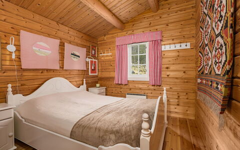 Fjellro: Hout, Meubilair, Interieur Ontwerp, Slaapkamer, Huis, Verdieping, Flooring, Huis, Verblijf, Bed