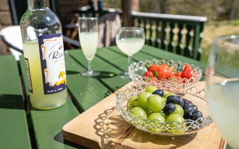 Fjellro: Voedsel, Tableware, Fles, Ingrediënt, Fruit, Drinkware, Tafel, Barware